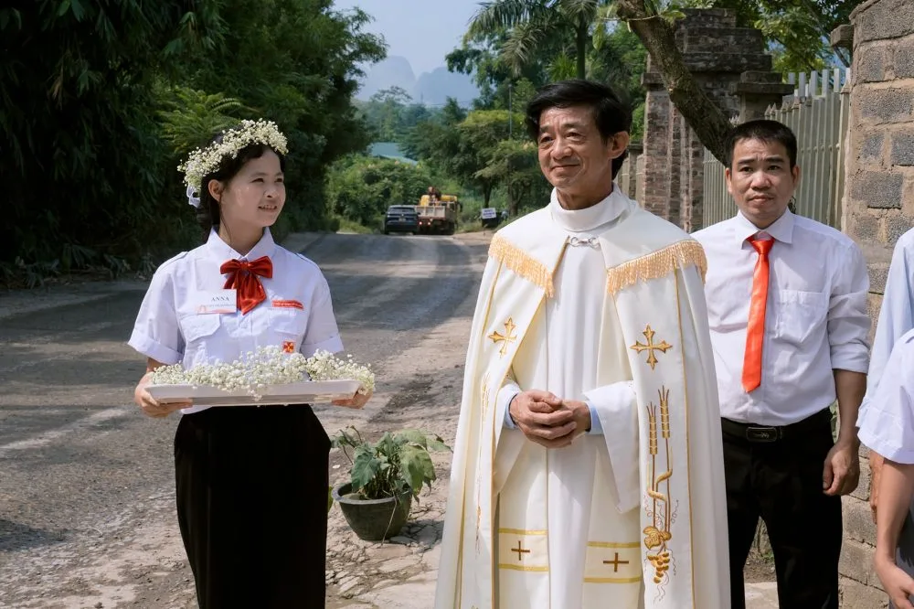 Cha xứ Phan-xi-cô Xa-vi-ê Nguyễn Văn Soái cùng cộng đoàn chờ đón Đức cha Phụ tá Giu-se