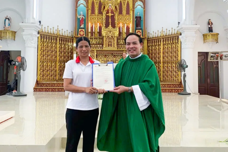 Cha Giám đốc Caritas TGP trao văn thư quyết định xác nhận tư cách hội viên Caritas Việt Nam tại Giáo xứ Lý Nhân