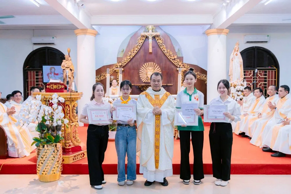 Cha Quản hạt Nam Định trao giải cho các đội thi
