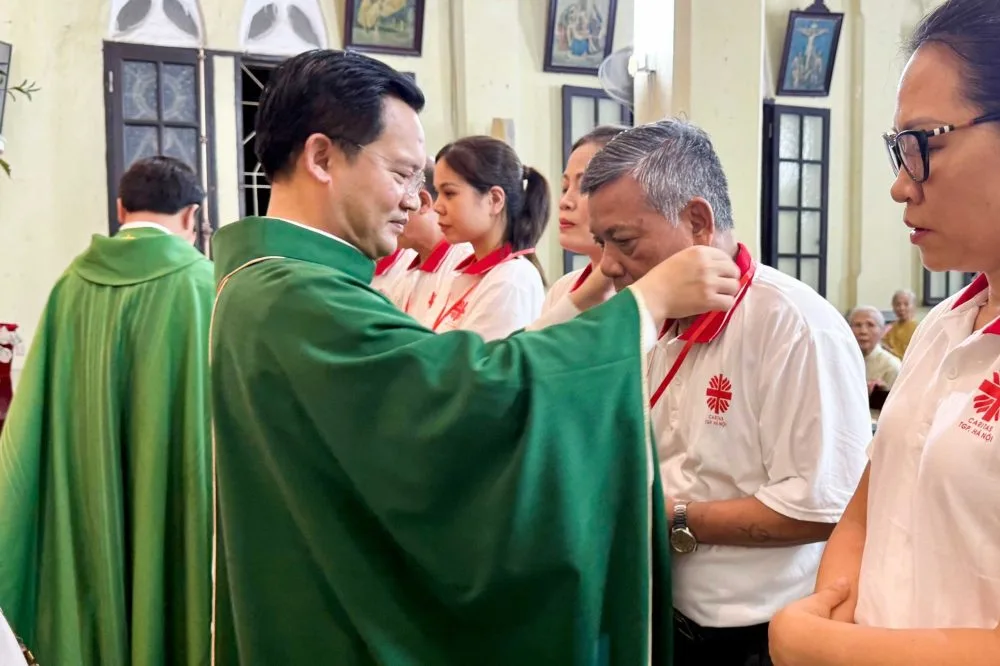 Quý cha trao thẻ cho các tân hội viên tại Giáo xứ Thượng Thụy